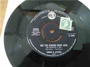 Homer And Jethro - Are You Kissing More Now (But Enjoying It Less) / She Thinks I Don't Care