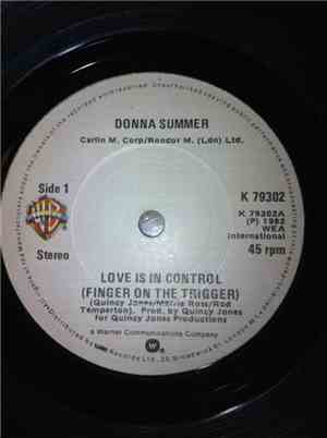 Donna Summer - Love Is In Control (Finger On The Trigger)