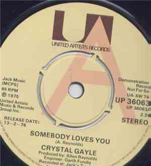 Crystal Gayle - Somebody Loves You / Coming Closer