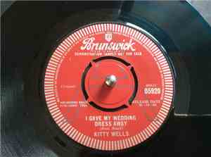 Kitty Wells - I Gave My Wedding Dress Away / I've Thought Of Leavin´Too