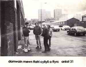 Y Cyrff - Damwain Mewn Ffatri Cyllyll A Ffyrc